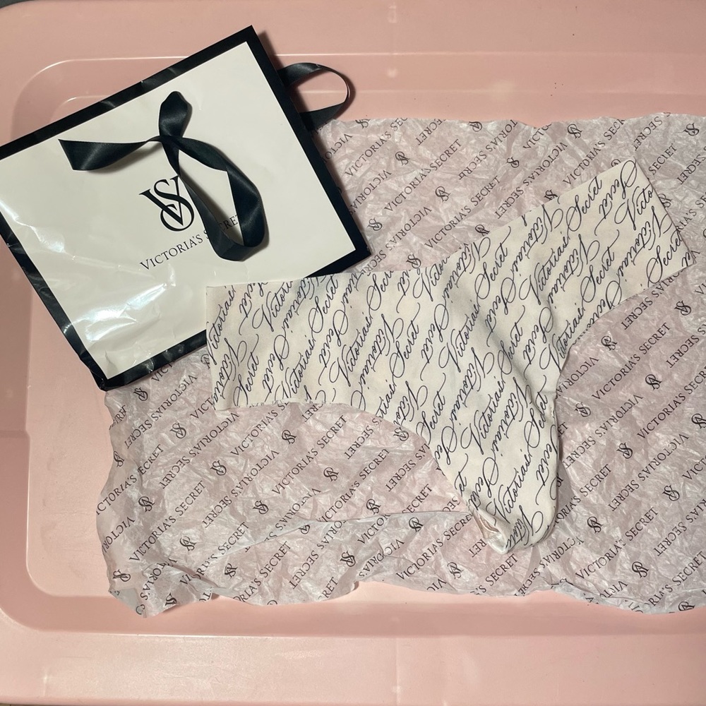 NWT VS Sexy Illusions No Show Seamless Thong Panty Size M